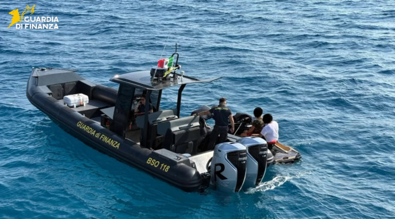 GAETA – INSEGUIMENTO IN MARE DI UNA MOTO D’ACQUA CHE NON SI ERA FERMATA ALL’ALT DELLE UNITA’ NAVALI DELLA GUARDIA DI FINANZA