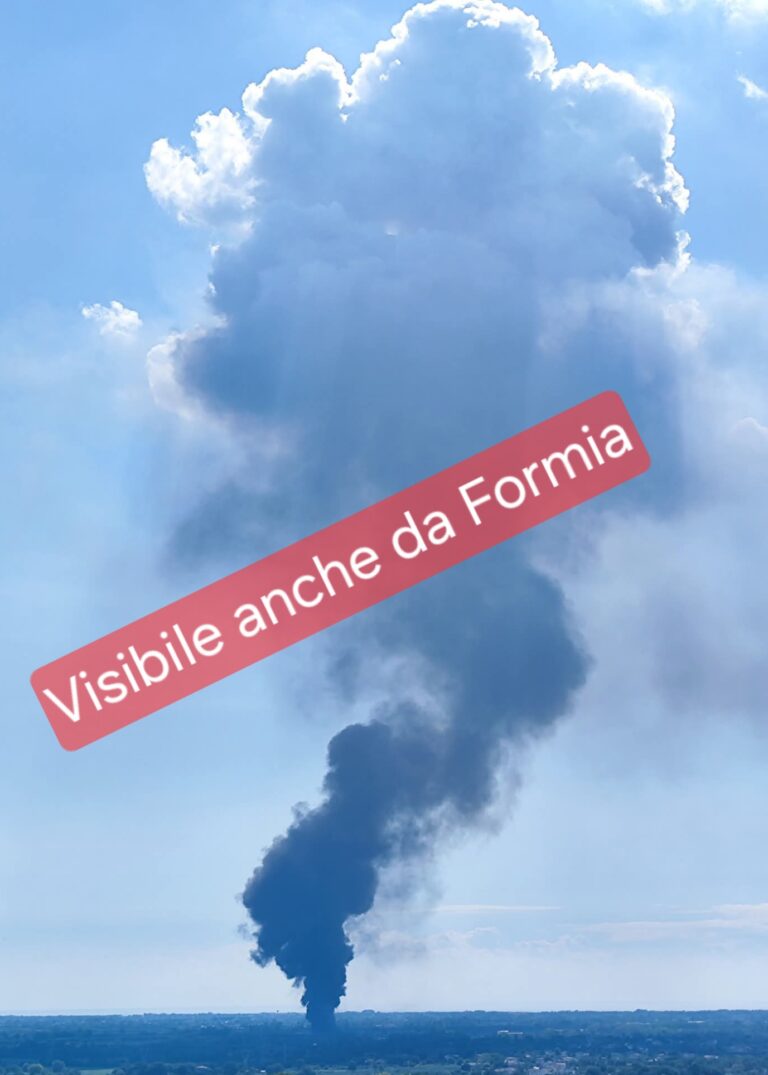 Incendio a Sessa Aurunca, nube visibile da Formia: preoccupazione per l’aria e l’ambiente