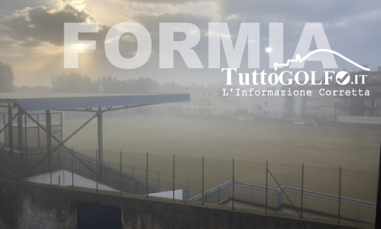 Fumo denso a Formia: la zona di San Giulio si sveglia in una coltre grigia