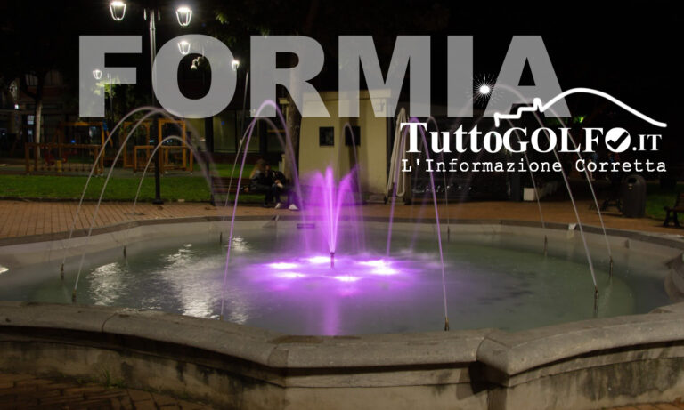 La fontana della villa comunale di Formia si tinge di rosa