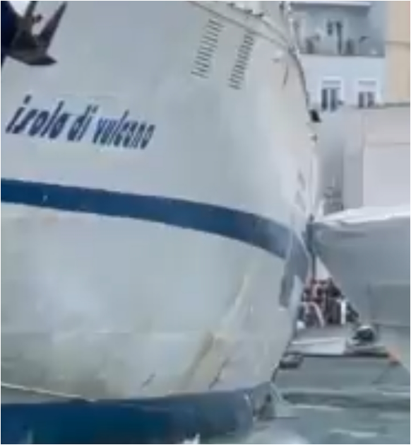 Incidente nel porto di Capri tra un traghetto e un aliscafo