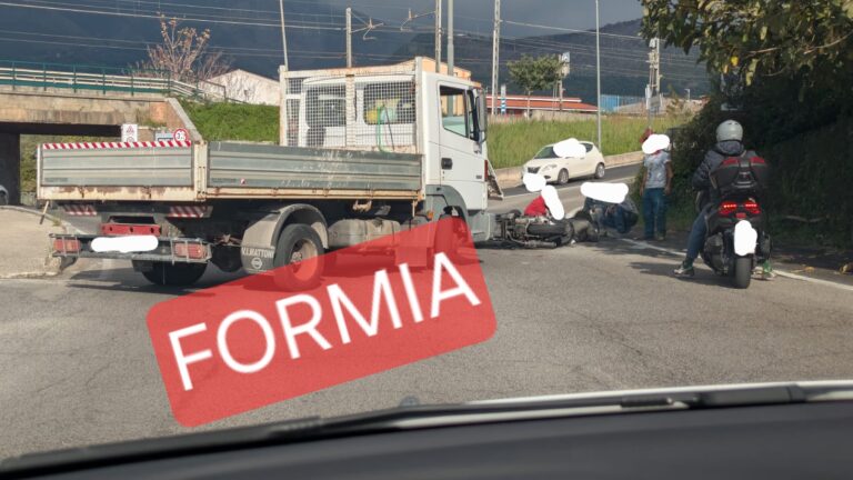 Ancora un incidente alla “mezza rotonda” di Formia tra uno scooter e un camion