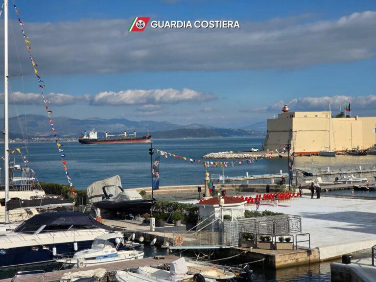Bandita dai porti del Mediterraneo ora la nave mercantile potrà lasciare il porto di Gaeta