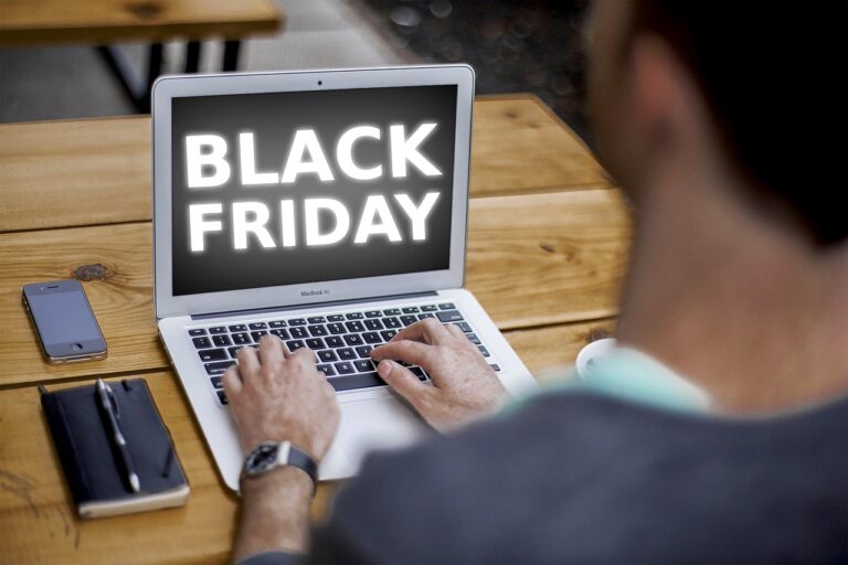 Italiani e Black Friday, ultimi colpi per il 90% delle persone: tutti a caccia di pacchetti salute e benessere
