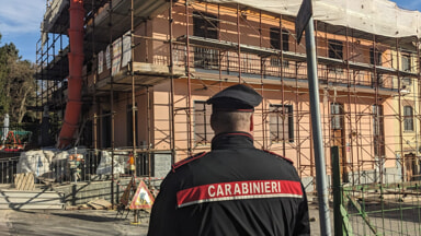 Operaio cade dalla scala mentre stava effettuando lavori di manutenzione