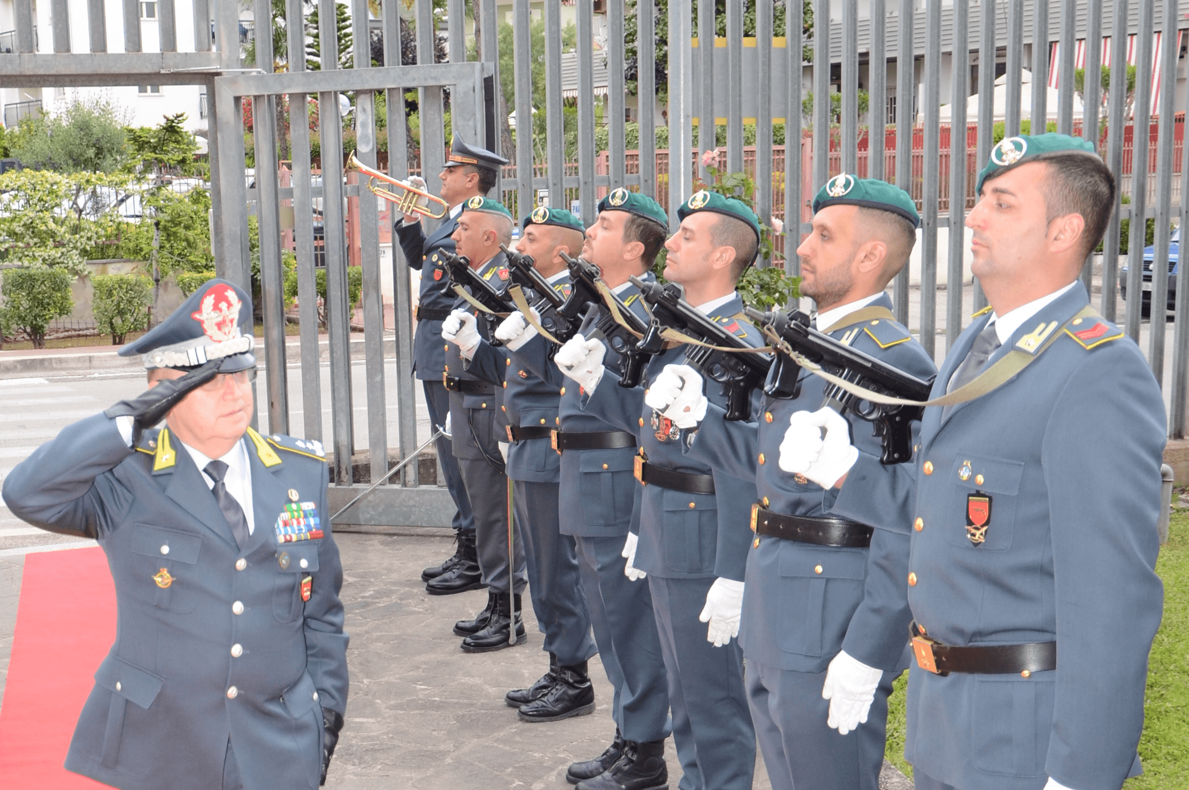 Il comandante regionale della GDF Michele Carbone in visita al Gruppo di Formia