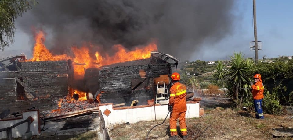 A Sant'Agostino in fiamme un villino