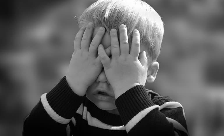 Scauri, fiaccolata di solidarietà "I bambini non si toccano" per far luce sui fatti di Bibbiano