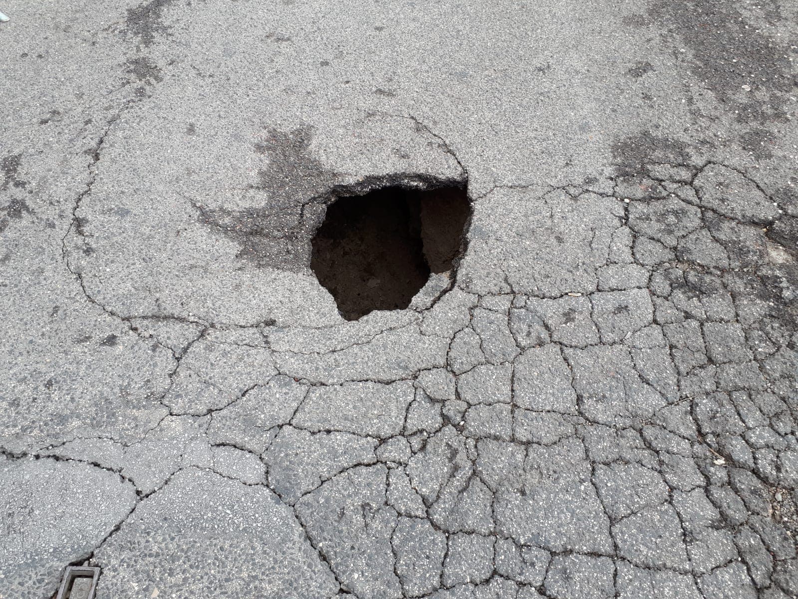 FLASH FORMIA - SI APRE UNA VORAGINE IN VIA VITRUVIO