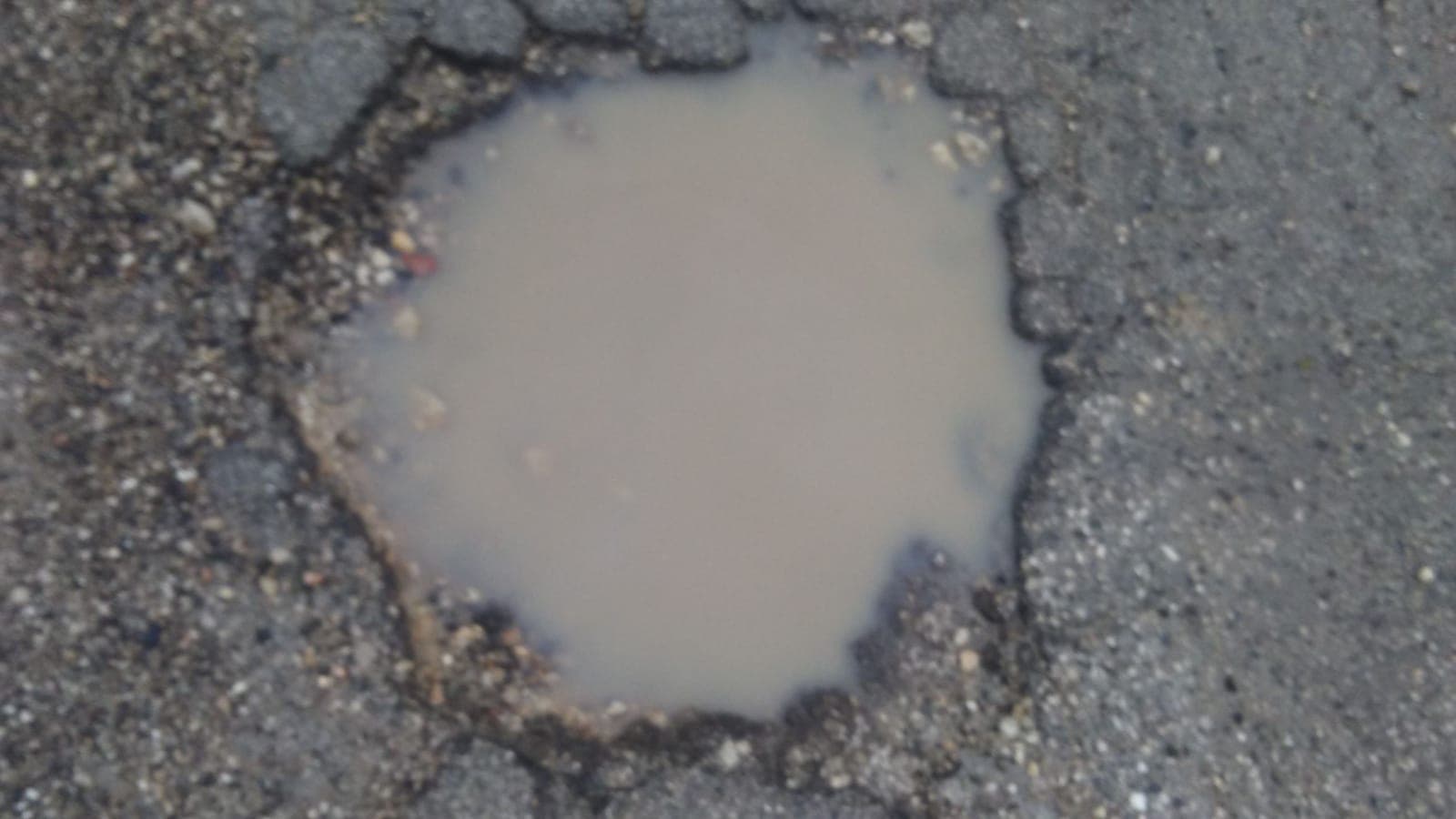 Minturno, Moccia (FdI): "Assurda la situazione delle buche in Via Peccenone"