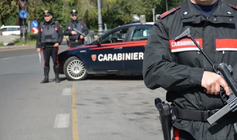 GAETA - Tenta di investire i carabinieri