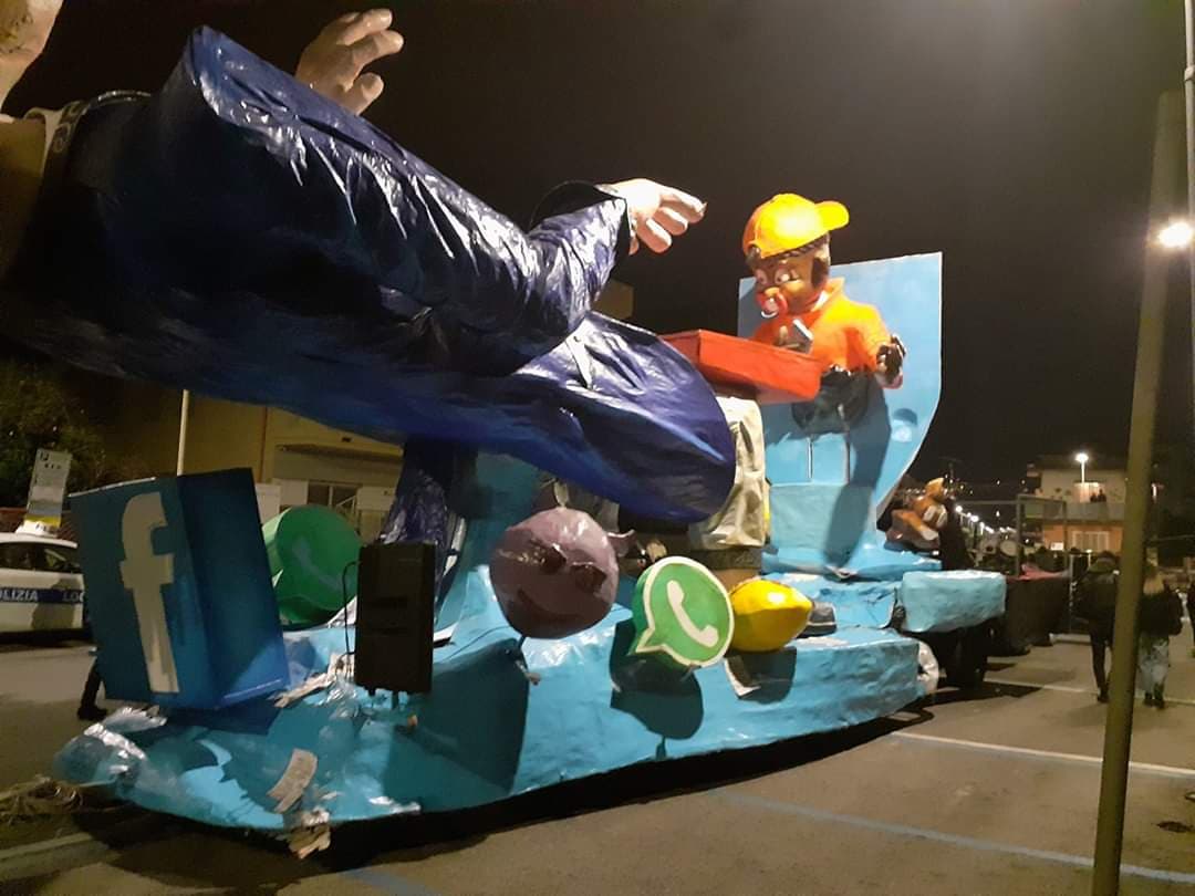SCAURI - Cade dal carro di Carnevale