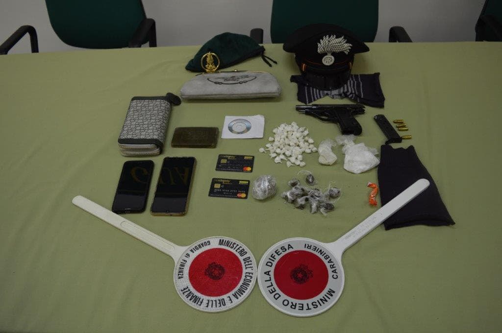 MINTURNO - COPPIA IN MANETTE - BLITZ ANTIDROGA DI CARABINIERI E GUARDIA DI FINANZA