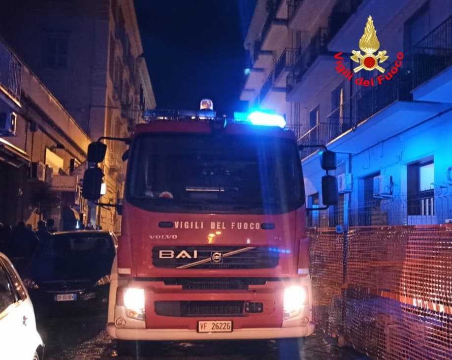 FORMIA - Via Rubino - Incendio al 5° piano di un edificio