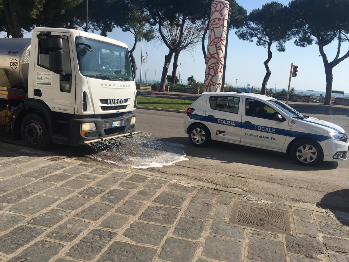 GAETA - Coronavirus, attività di disinfezione delle strade cittadine