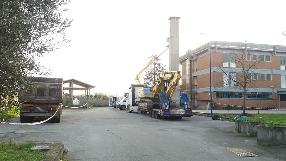 FORMIA - ABBATTUTA LA TORRE FUMARIA IN CEMENTO NELL'ISTITUTO ALBERGHIERO