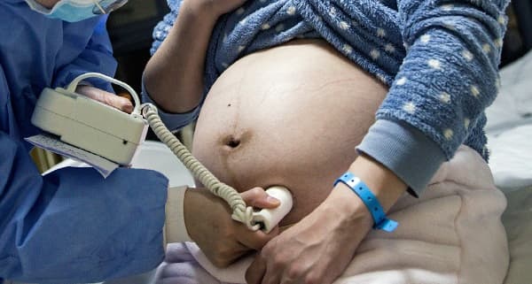 Maternità: 1 donna su 5 lascia il lavoro al primo figlio. E aumenta la disparità salariale con gli uomini