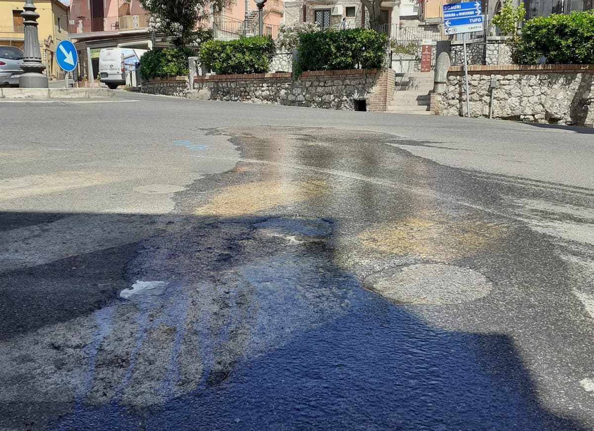 Minturno. Torna a riaprirsi la perdita d'acqua in Piazza Annunziata