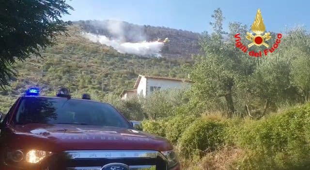 SEI ORE DI IMPEGNO DEI VIGILI DEL FUOCO PER SPEGNERE UN INCENDIO SU 10 ETTARI DI MACCHIA MEDITERRANEA E CONIFERA A MAENZA