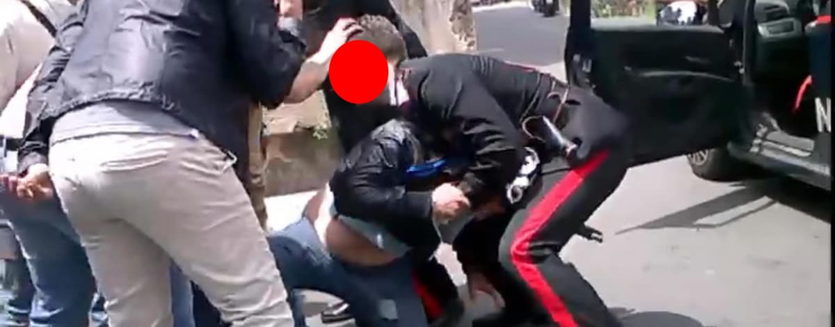 Spinge violentemente un Carabiniere scaraventandolo contro un muro. Accade in Provincia di Latina