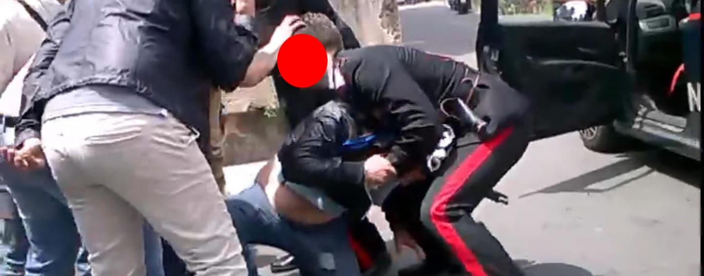 Spinge violentemente un Carabiniere scaraventandolo contro un muro. Accade in Provincia di Latina