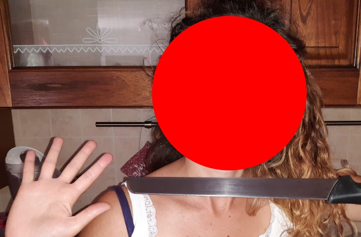 MINTURNO: MINACCIA LA MADRE CON UN COLTELLO