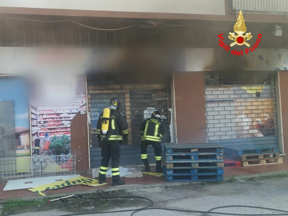 FORMIA: INCENDIO IN UN NEGOZIO DI ALIMENTARI, IMPEGNATI PER ORE I VIGILI DI GAETA E CASTELFORTE