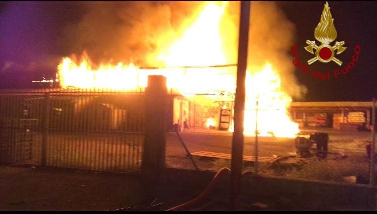 I NOSTRI VIGILI DEL FUOCO INTERVENGONO NEL CASSINATE PER UN INCENDIO DI VASTE PROPORZIONI