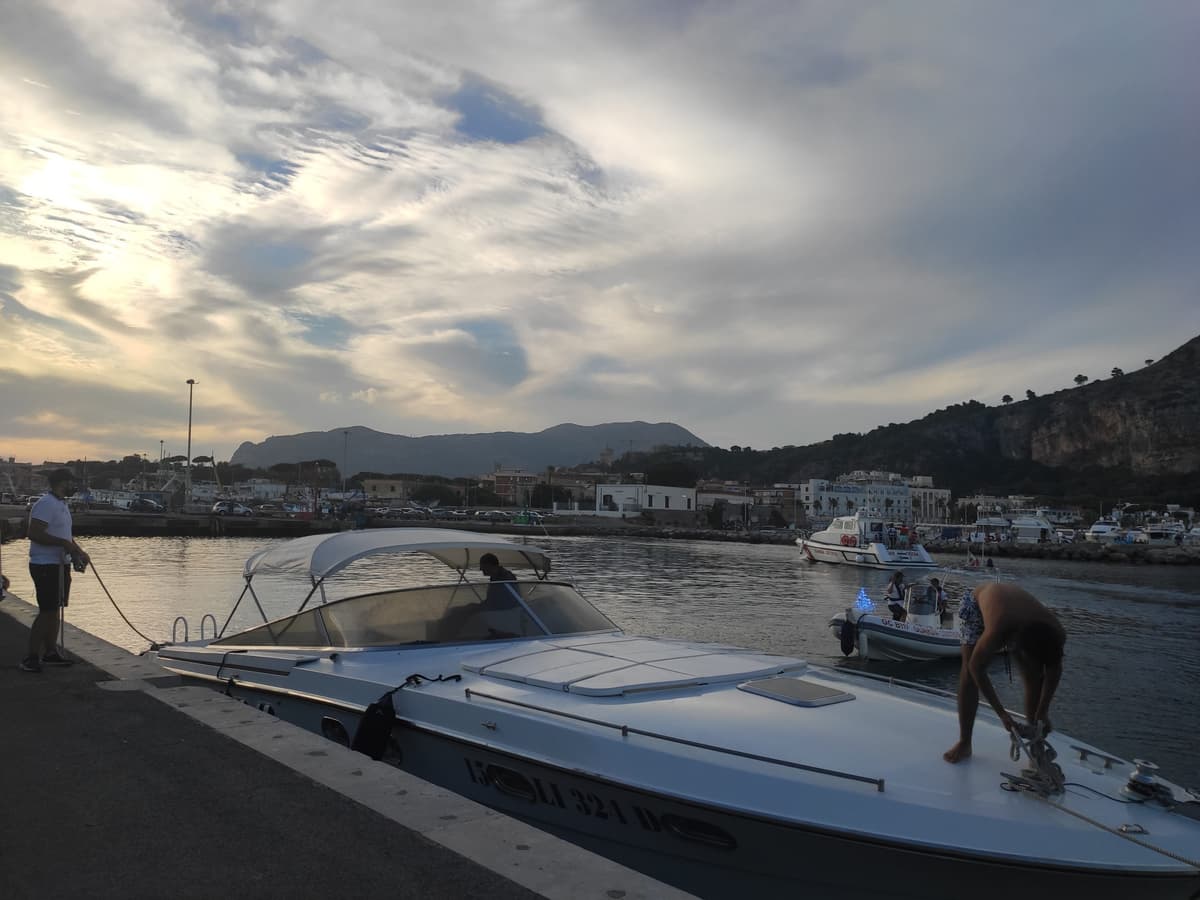 GUARDIA COSTIERA SOCCORRE IMBARCAZIONE DI 12 METRI IN NAVIGAZIONE DA ISCHIA A NETTUNO, IN AVARIA A 20 MIGLIA DALLE NOSTRE COSTE
