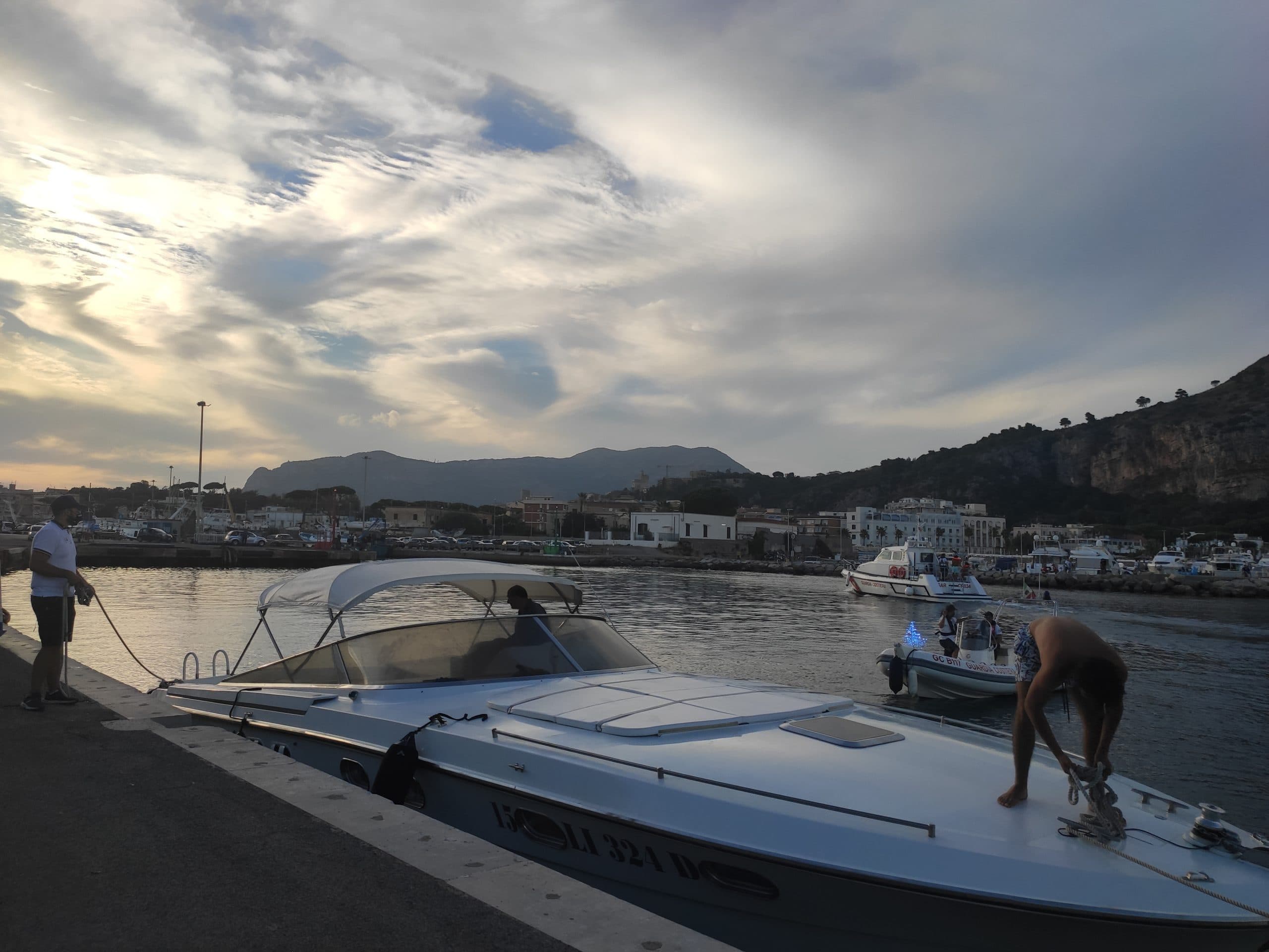 GUARDIA COSTIERA SOCCORRE IMBARCAZIONE DI 12 METRI IN NAVIGAZIONE DA ISCHIA A NETTUNO, IN AVARIA A 20 MIGLIA DALLE NOSTRE COSTE