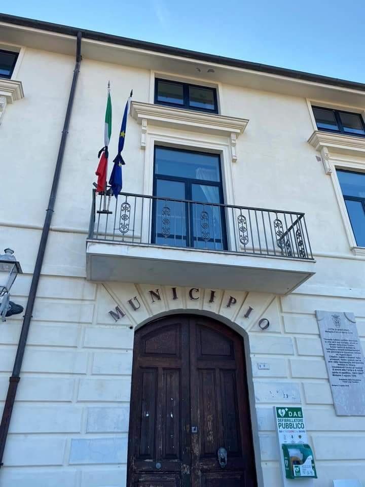 MINTURNO: IL SINDACO STEFANELLI DIMOSTRA CHE LA BANDIERA A MEZZ'ASTA E' STATA POSTA IN MODO CORRETTO