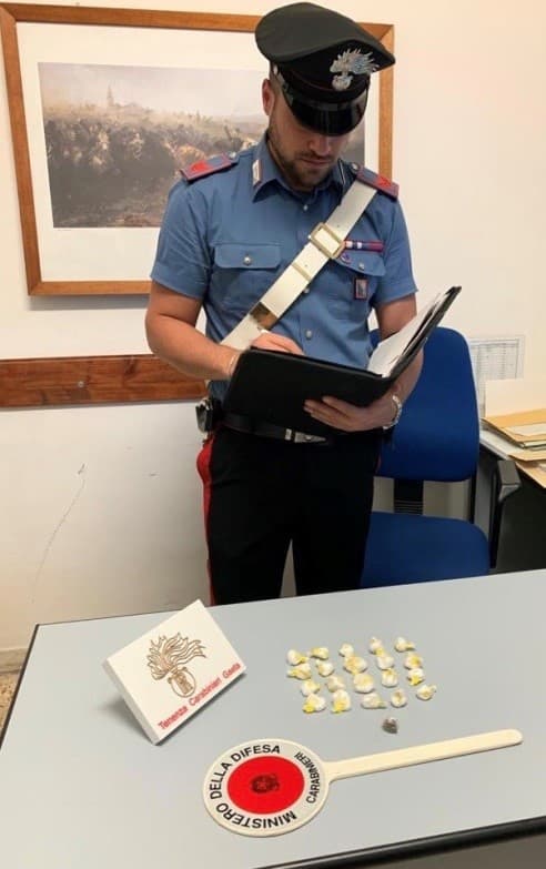 GAETA: CARABINIERI FERMANO VENTENNE CHE TENTA LA FUGA, IN POSSESSO DI COCAINA E DI HASHISH
