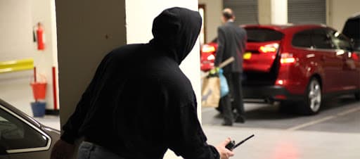 LA POLIZIA INDIVIDUA TRE PONTINI DOTATI DI SOFISTICATE APPARECCHIATURE PER IL FURTO DI AUTO