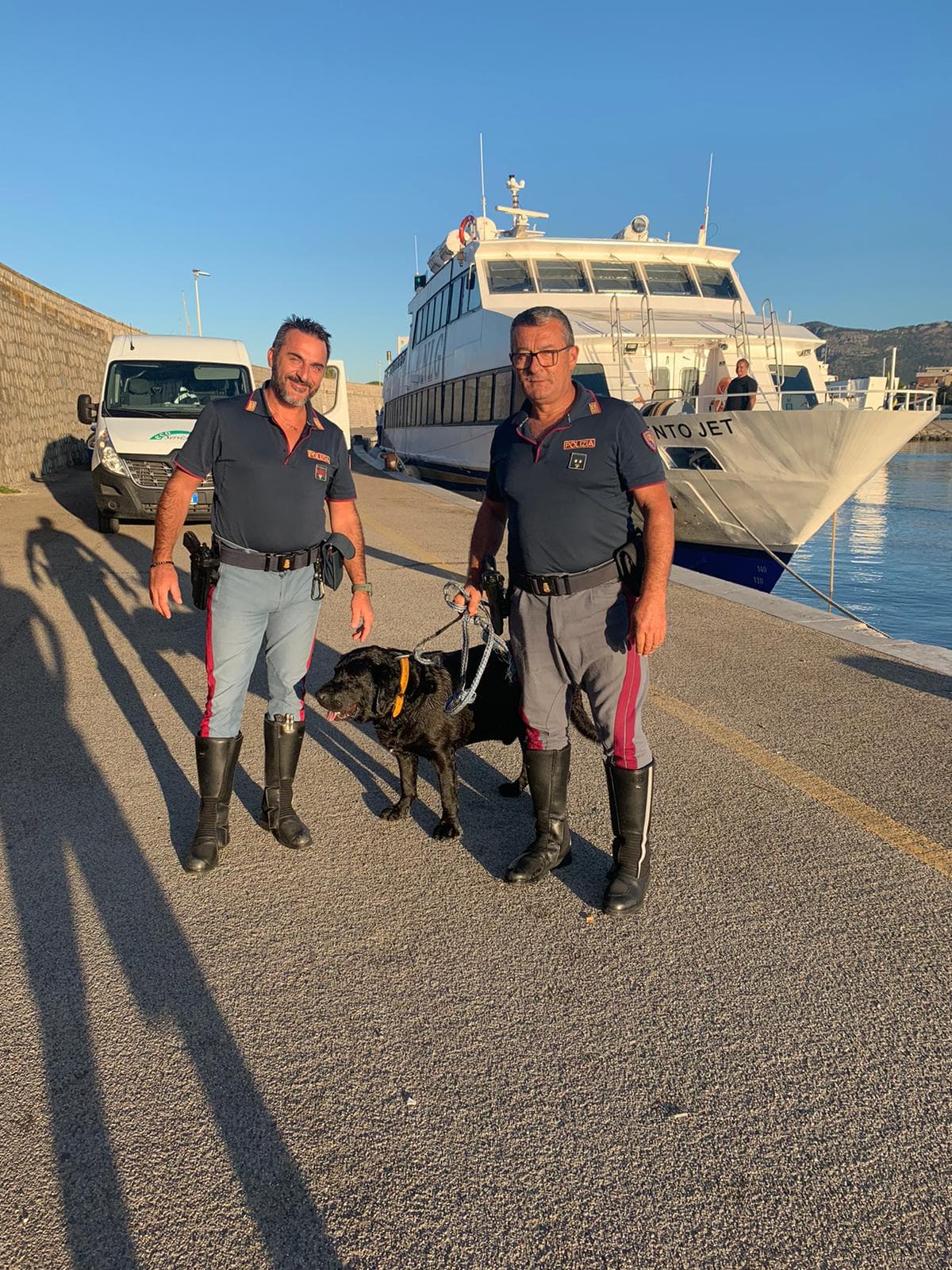 POLSTRADA SALVA CANE DI GROSSA TAGLIA CHE ANNASPAVA TRA I FLUTTI ACCANTO AL TRAGHETTO DIRETTO ALL'ISOLA DI PONZA