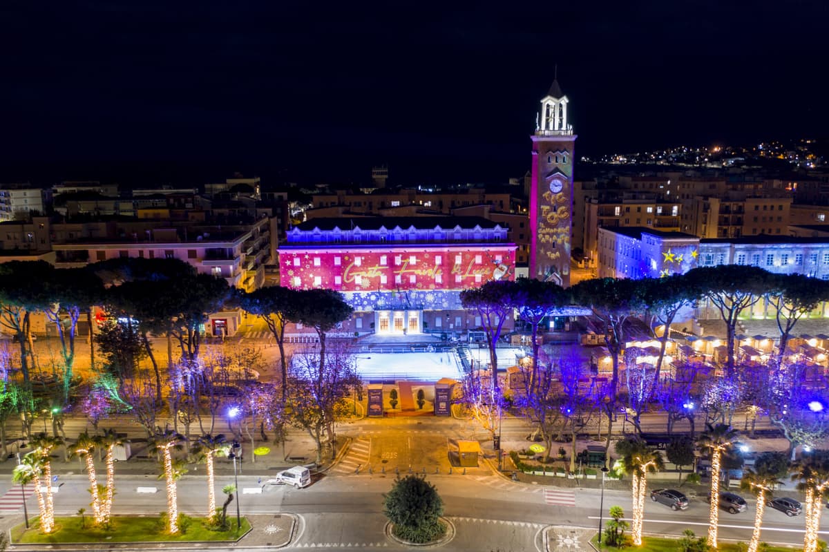 FAVOLE DI LUCE, SABATO 18 NOVEMBRE L’INAUGURAZIONE DEL VILLAGGIO CON IL CONCERTO DI ENZO AVITABILE E I BOTTARI