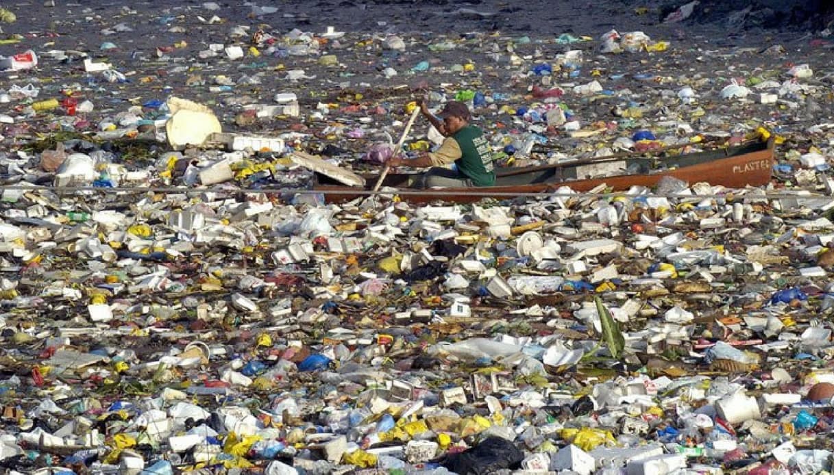 GRUPPO DI SCIENZIATI SCOPRE UNA PLASTICA RICICLABILE ALL'INFINITO