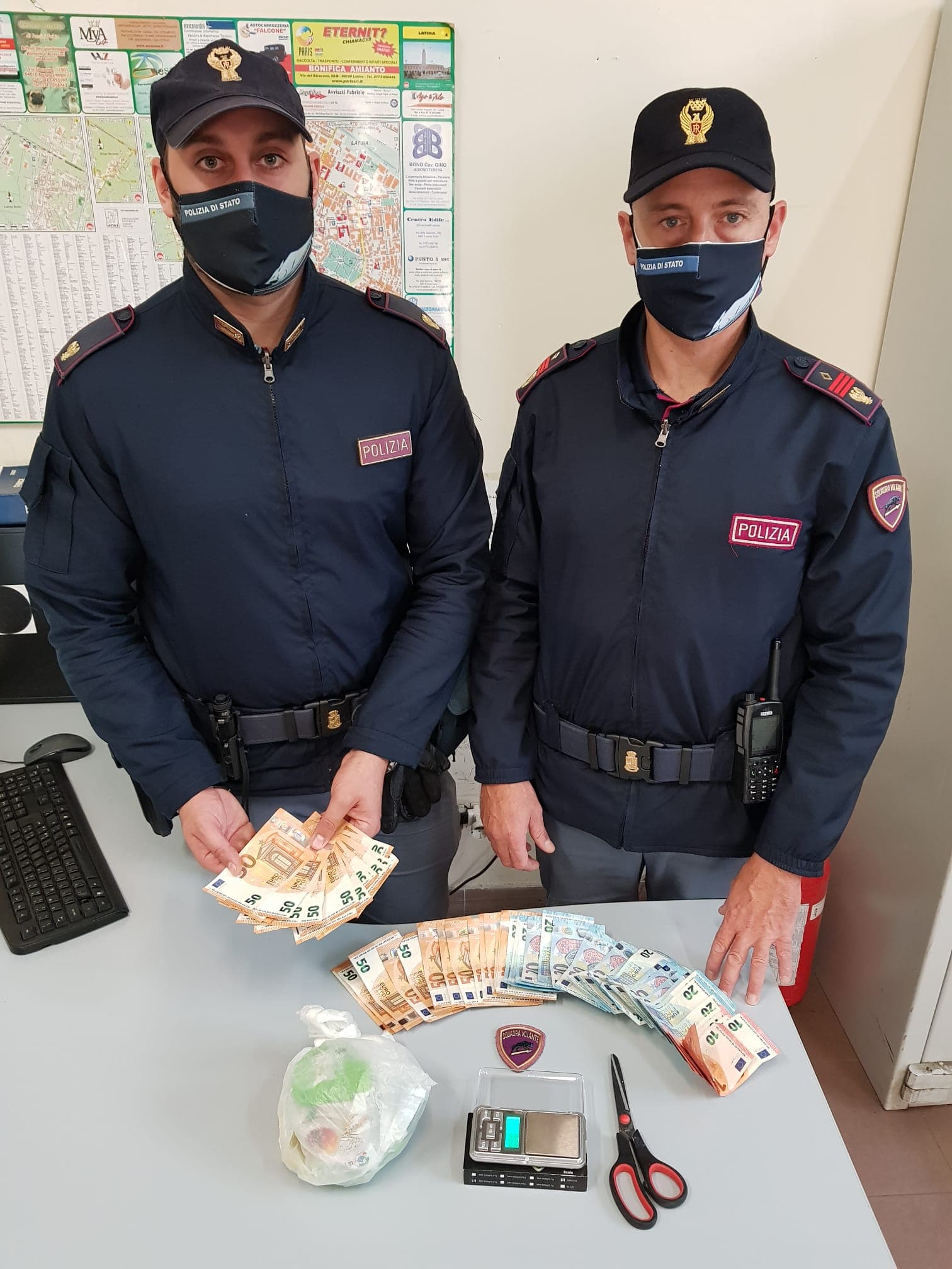 POLIZIA STRINGE IN UNA MORSA QUARTIERE NOTO PER SPACCIO DI STUPEFACENTI E ARRESTA VENTENNE