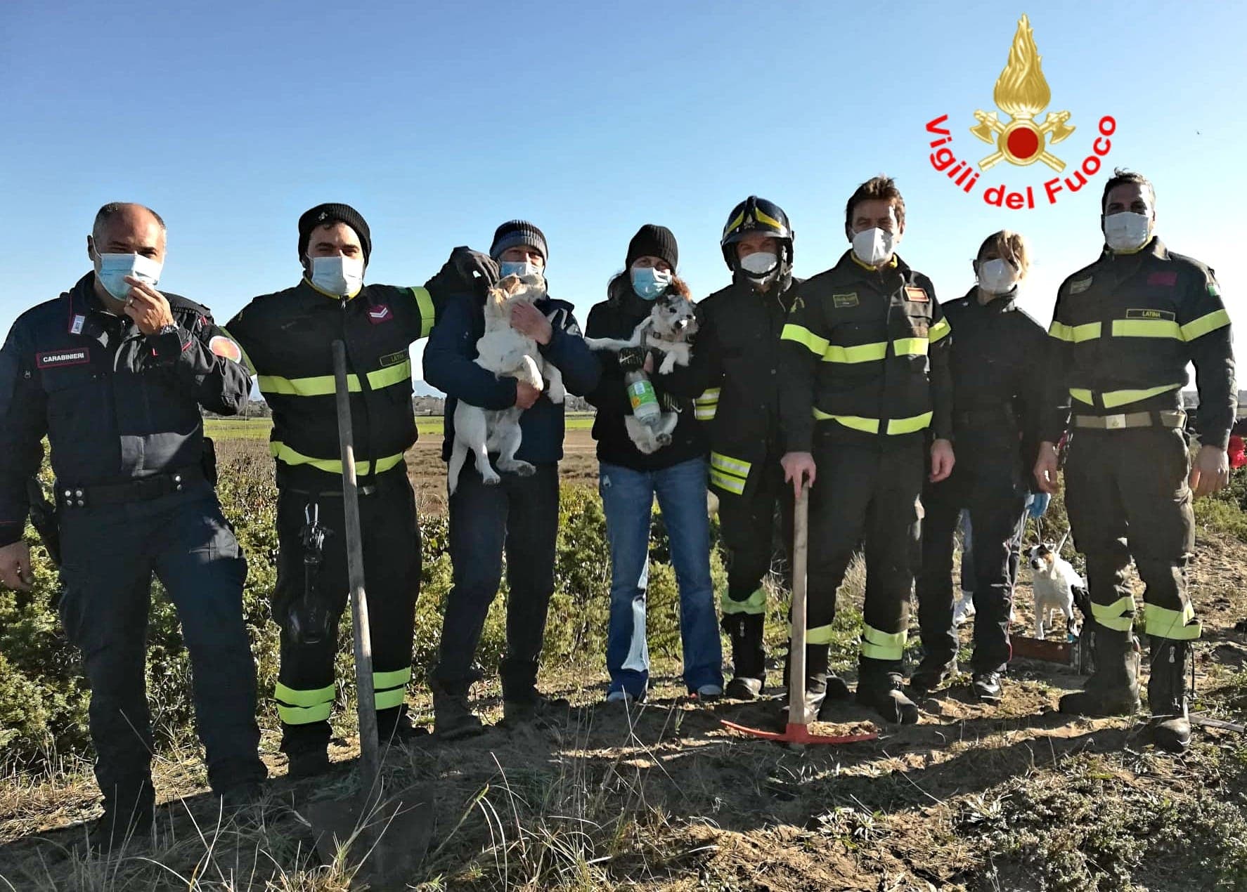 DUE CUCCIOLI FLIPPER E OSHI SALVATI DAI VIGILI DEL FUOCO E DAI CARABINIERI FORESTALI