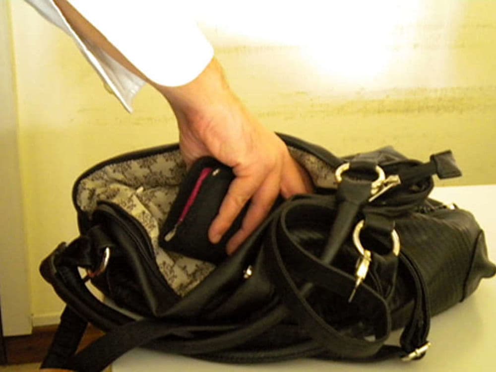 Si introduce nell'appartamento della sorellastra e ruba una borsa con cellulari e carte di credito