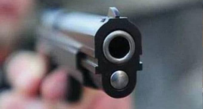 Un minorenne ha minacciato un addetto del negozio intimandogli di allontanarsi in quanto in possesso di una pistola