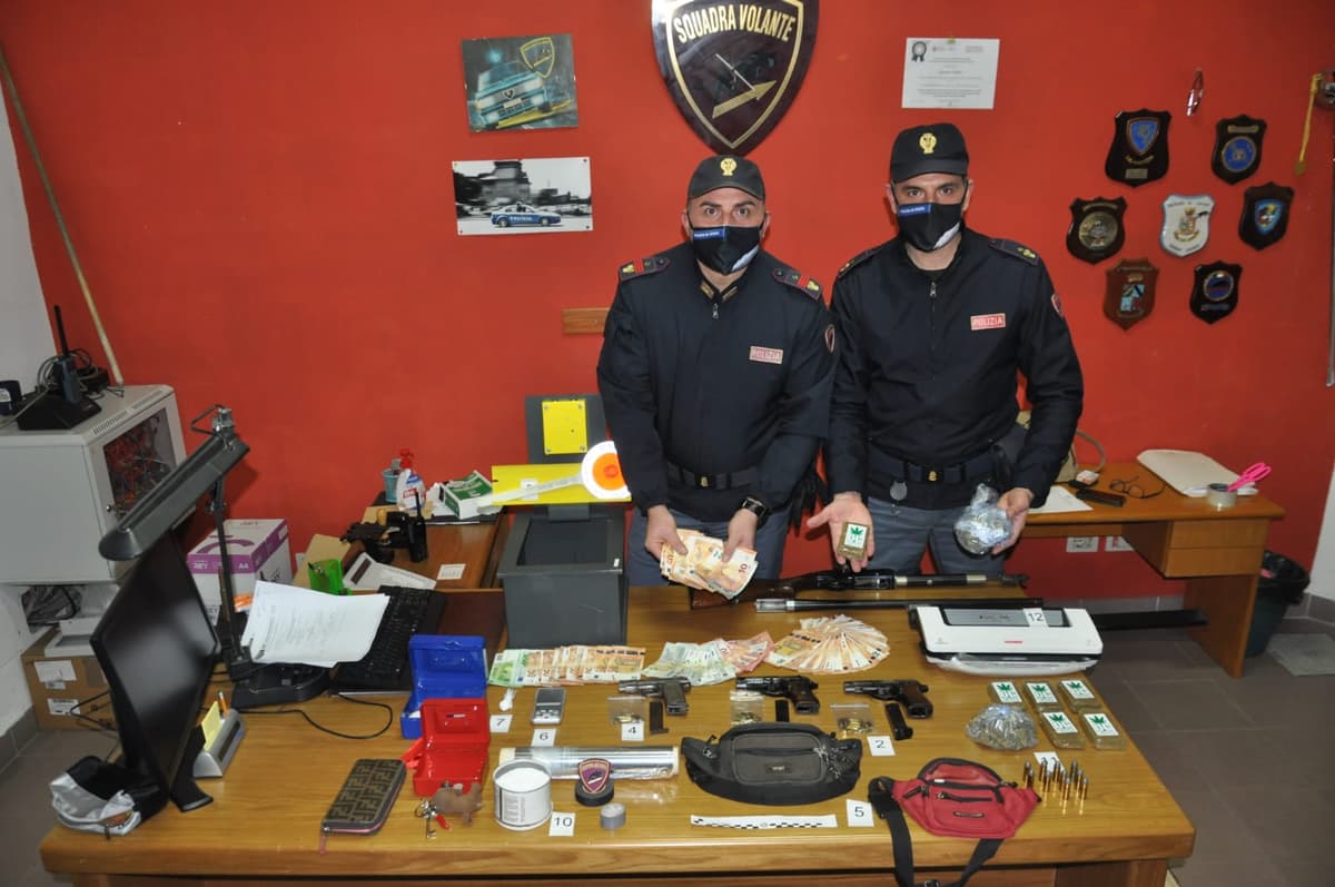 AGENTI DELLA SQUADRA VOLANTE ARRESTANO 2 PREGIUDICATI, TROVATE IN CASA ARMI E DROGA