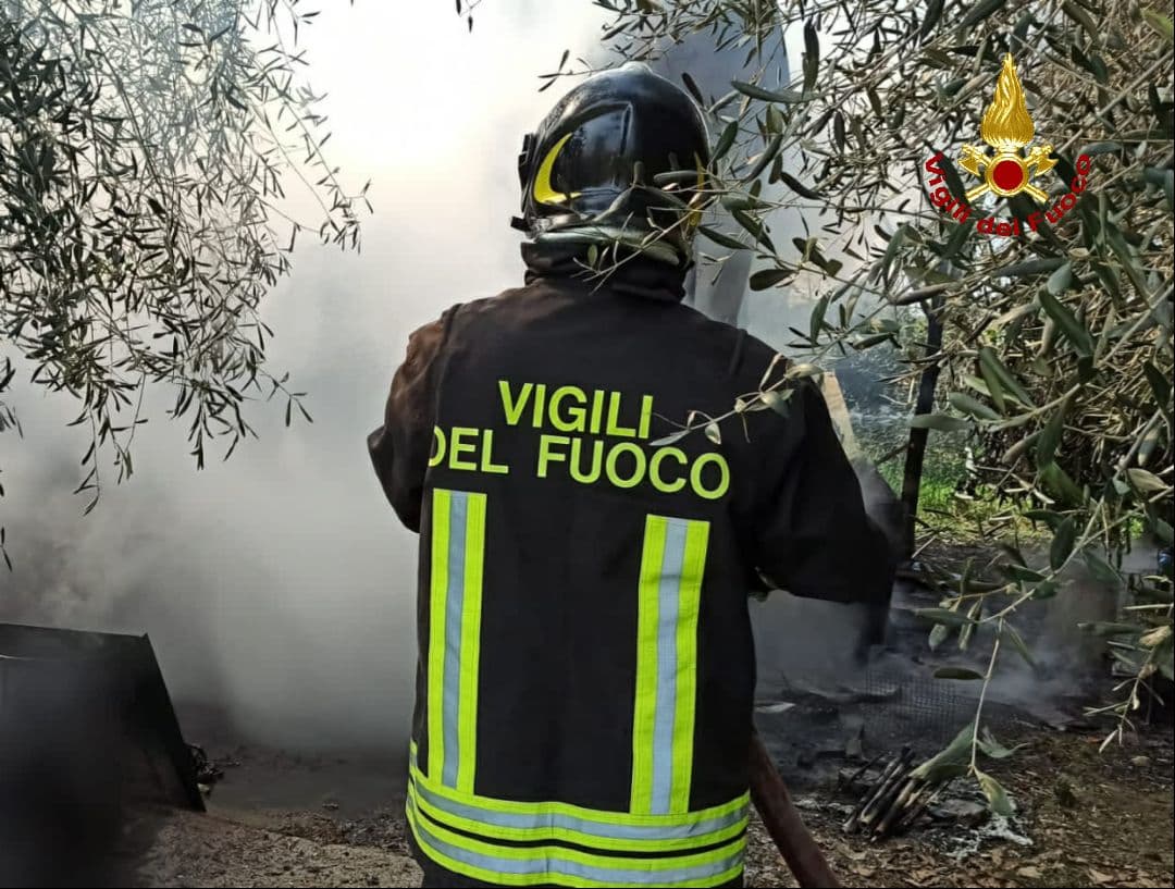 INCENDIO A MINTURNO - IN FIAMME UN CAPANNO
