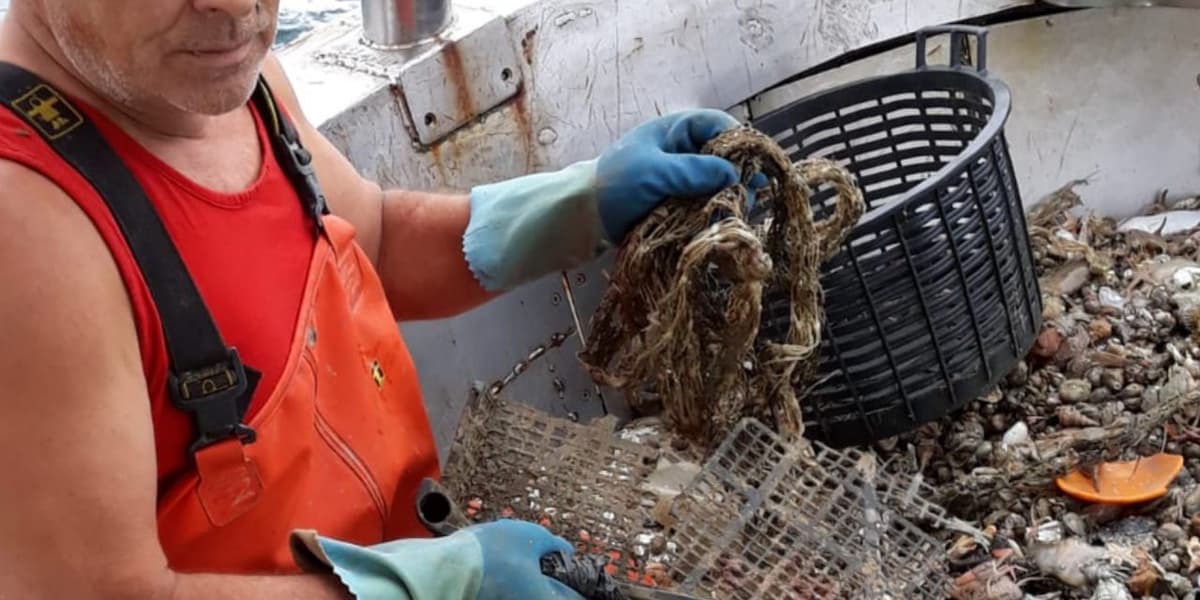 A PESCA DI PLASTICA: ARRIVA LA PETIZIONE DI FORMIAÈ SUL RECUPERO DEI RIFIUTI IN MARE