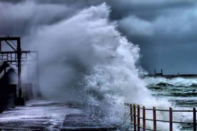Maltempo: venti forti e di burrasca al Sud, mareggiate lungo le coste esposte