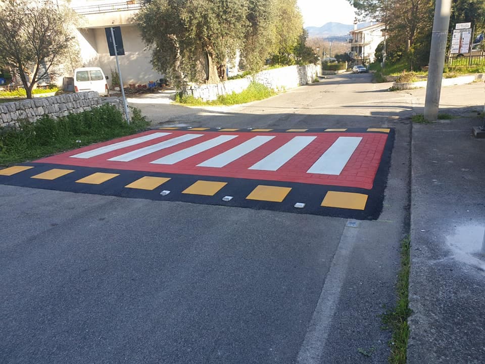 Castelforte, installati due rallentatori di velocità