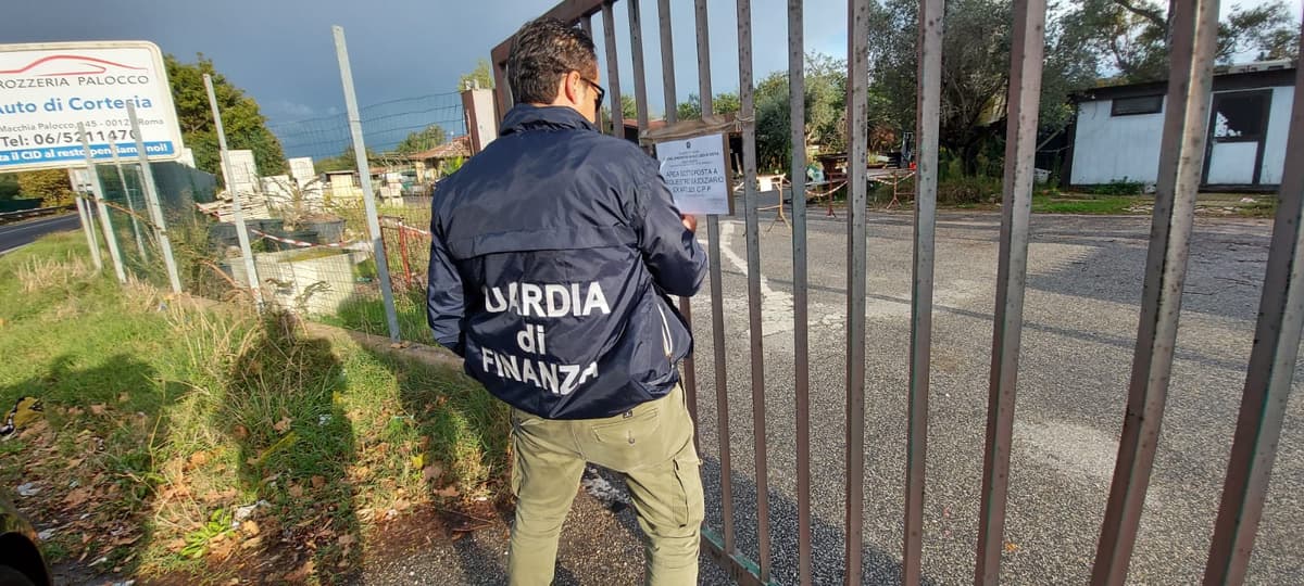 Sequestrate due discariche abusive piene di rifiuti pericolosi