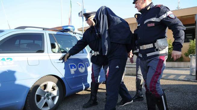Polizia: spacciatore agli arresti domiciliari evadeva di notte per compiere furti aggravati