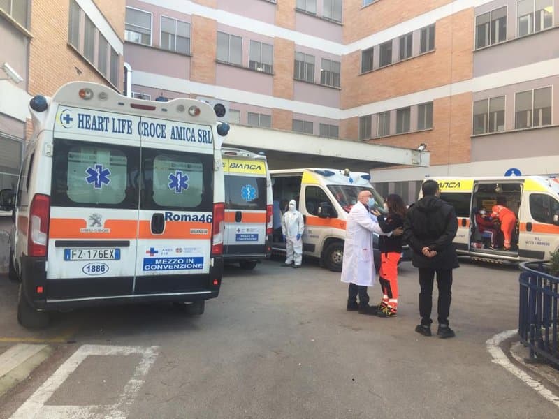 Minorenne ferito all'addome per una ragazza contesa, è in prognosi riservata