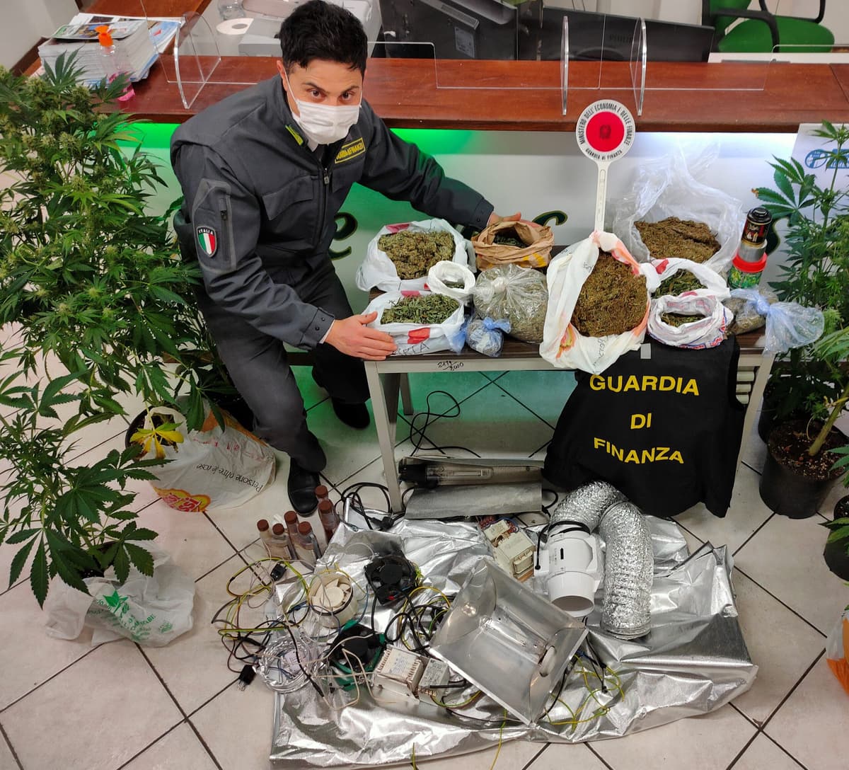 Arrestato spacciatore a km zero dalla Guardia di Finanza