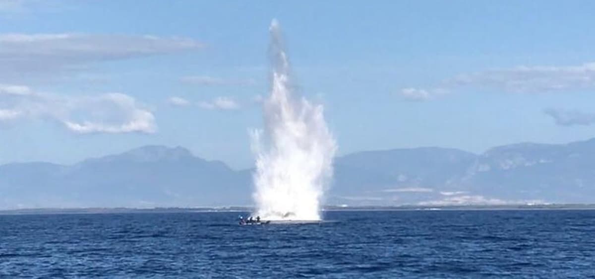 Formia: Guardia Costiera con esperti della Marina recuperano e fanno brillare ordigno bellico